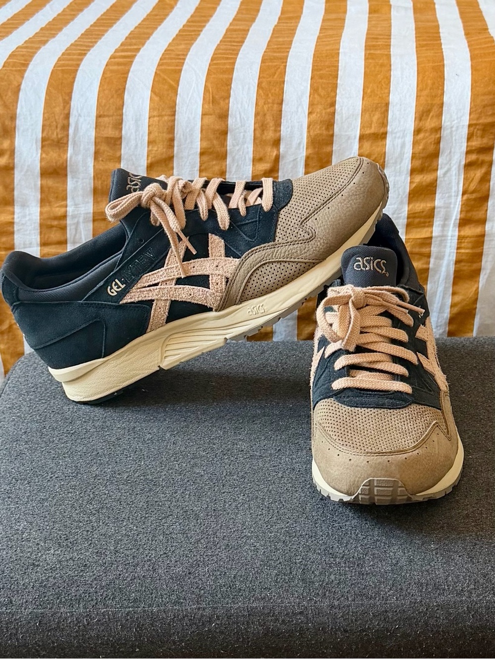 ASICS Men's Black and Tan Low-Top Sneakers
